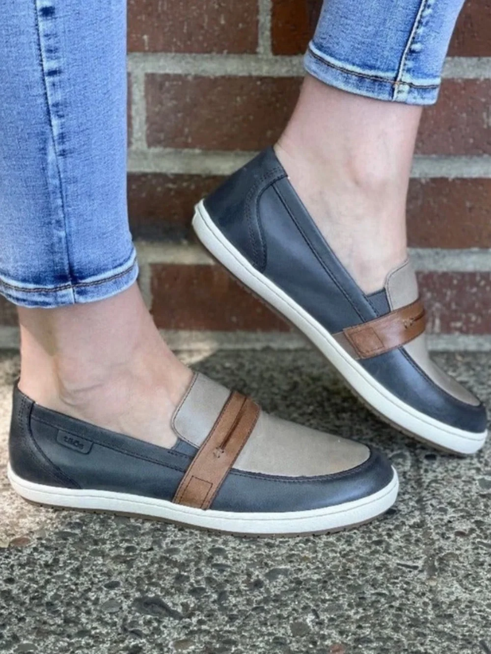 Taos Women's Upward Steel/ Taupe Multi Loafer Like New Size 7.5 - Picture 1 of 10